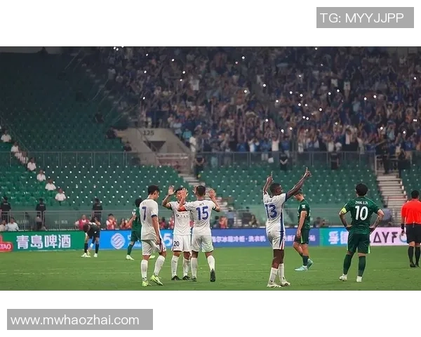 足球巨星豪气晒奖杯彰显辉煌成就引发球迷热烈讨论