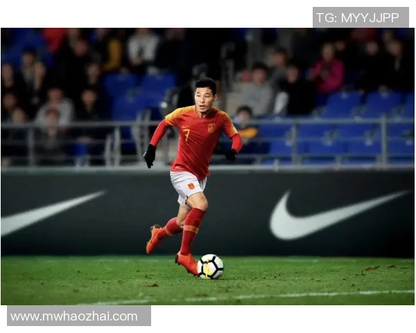 足球明星闪耀球场，独特图案球衣展现个性风采